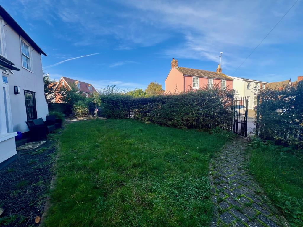 Lot: 15 - A CHARMING AND CHARACTERFUL COTTAGE LOCATED IN THE HISTORIC VILLAGE OF ST. OSYTH - Front garden with access to driveway and street
